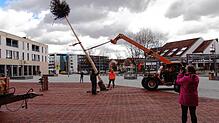 Bild : Auch ohne Rathaus-Sturm: Bauhof stellt ersten Narrenbaum in der neuen Neuen Mitte auf