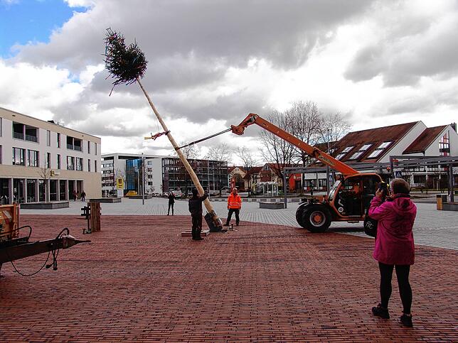Bild 7: Auch ohne Rathaus-Sturm: Bauhof stellt ersten Narrenbaum in der neuen Neuen Mitte auf