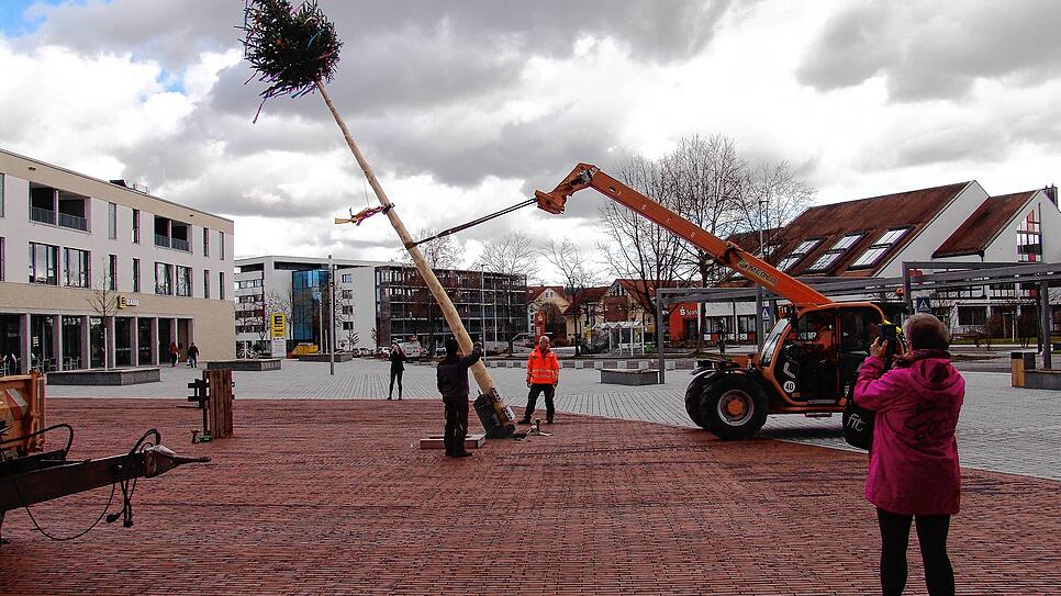 Bild : Auch ohne Rathaus-Sturm: Bauhof stellt ersten Narrenbaum in der neuen Neuen Mitte auf