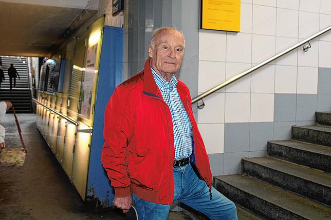 Anton Bodenmüller aus Friedrichshafen fährt wenig Bahn, geht aber öfter durch die Unterführung vom Franziskusplatz an den See. ...