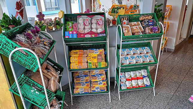 Manche Dinge, wie etwa Mehl und Zucker bekommen die Tafeln nicht gespendet. Dafür nutzt der Trägerverein dann die Erlöse aus den ...