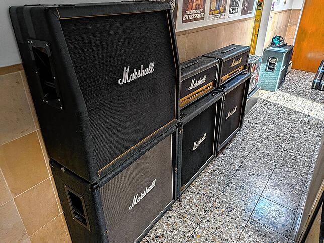 Marshall-Verstärker pflastern seinen Weg.
