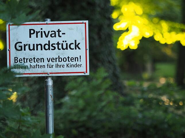 Noch gilt Betreten verboten – aber den Park an der Seestraße muss der Hotel-Investor für die Öffentlichkeit zugänglich machen.