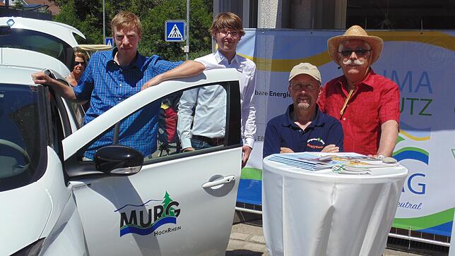 Eine solche Runde könnte es bald auch in Lauchringen geben: Der Murger Klimaschutzmanager Maximilian Rüttinger (links) gibt Auskunft ...