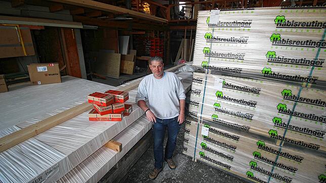 Zimmermann Michael Egger, hier in seinem Betrieb in Mühlhofen, hat gerade noch eine größere Holzlieferung erhalten. Die nächste ist, ...