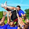 Ausgelassen feiern die Spieler des FC Erzingen die Rückkehr in die Landesliga nach 16 Jahren.