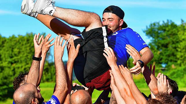 Ausgelassen feiern die Spieler des FC Erzingen die Rückkehr in die Landesliga nach 16 Jahren.