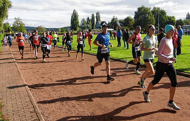 Am Halbmarathon versuchten sich 117 Frauen und Männer. Dabei ging es erst eine Runde um den Sportplatz am Baurenhorn und dann ...