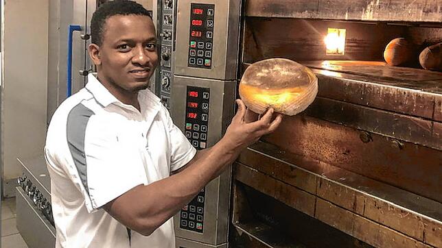 Yerro Bah hat in der Bäckerei Grecht in Engen seine Ausbildung zum Bäcker gemacht. Der 28-Jährige kam 2018 als Flüchtling nach Deutschland.