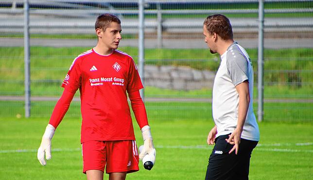 Mirko Vasiljevic (links) spricht kurz vor der zweiten Halbzeit mit Trainer Tobias Gutscher.