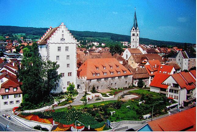 Das Ensemble des Markdorfer Bischofsschlosses nach der Sanierung. Der Schlosshang ist begrünt. Rechts unten in der Ecke die Ein- und ...