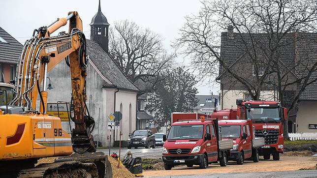 Die Vorarbeiten für das Multifunktionsgebäude am Weilerkapellen-Parkplatz laufen. Der Teil mit der Bushaltestelle wird in etwa dort ...