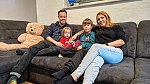 Teresa und Manuel Anton sowie ihre Kinder Alessia (3) und Giuliano (8) genießen seit August 2023 das Leben in ihrem eigenen Haus in ...