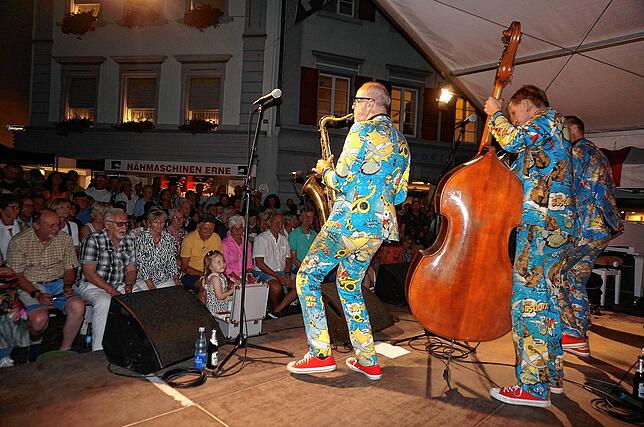 Schrill, bunt und frech: The Busquitos aus den Niederlanden ziehen auf der Bühne beim Marienbrunnen eine tolle Show ab.