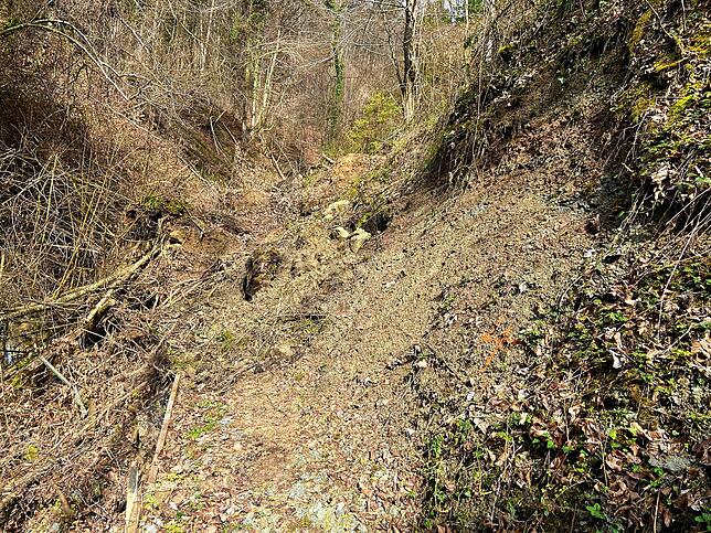 An dieser Stelle war der Schluchtweg von dem herabrutschenden Sand-Lehm-Gemisch komplett bedeckt.