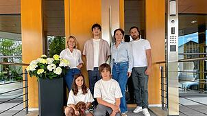Geisingen ist ihre neue Heimat (hinten von links): Pajunk-Personalleiterin Bettina Pajunk-Wiedmann mit Mykhailo Checherin, Vita ...