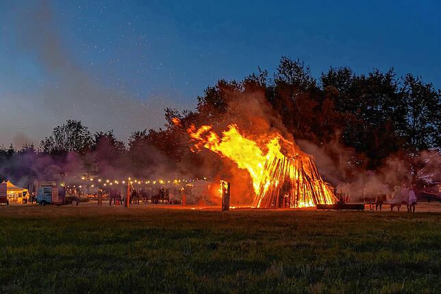 Ein weithin leuchtendes Sonnenwendfeuer hielt die Gäste des Musikvereins Heimatklang Hütten bis spät in der Nacht auf der Festwiese.