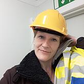 Sicherheit hat auf der Baustelle oberste Priorität: Das gilt insbesondere für Besucher. Hier Redakteurin Monika Olheide.