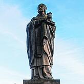 Auch die Statue von Bischof Konrad steht am Rheinsteig und blickt Richtung Niederburg.