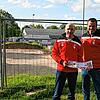 Das Baufeld ist abgesteckt, doch der Baustart verzögert sich. SSC Donaueschingens Vorsitzender Kai Sauser (rechts) und ...