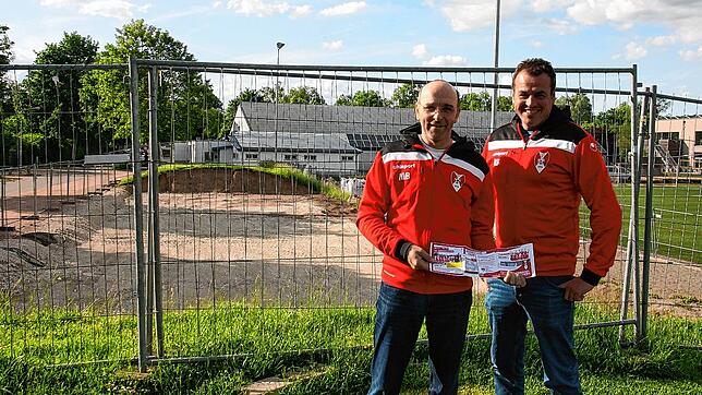 Das Baufeld ist abgesteckt, doch der Baustart verzögert sich. SSC Donaueschingens Vorsitzender Kai Sauser (rechts) und ...