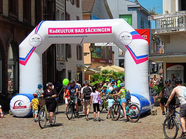 In Bad Säckingen wurden die Slowupler in der Steinbrückstraße mit einem Triumphbogen begrüßt.