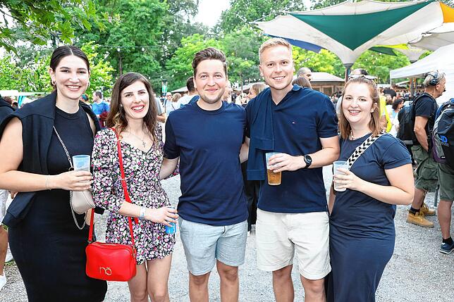 Bild 21: Hier ist was los! Die Besucher schlendern beim Seenachtfest 2023 über die Hafenmeile