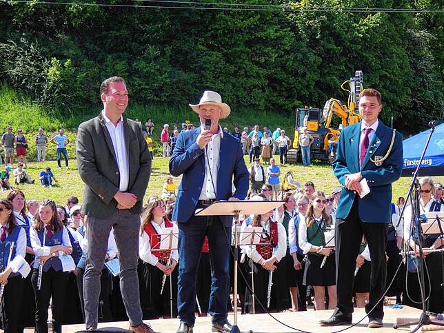 Der Präsident des Blasmusikverbandes Hochrhein MdB Felix Schreiner (von links), Bürgermeister Stefan Kaiser und der Birndorfer ...