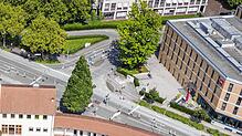 (Archivbild von August 2019) Der Autofahrer will vom Benediktinerplatz kommend nach links auf die Spanierstraße abbiegen, als er die ...