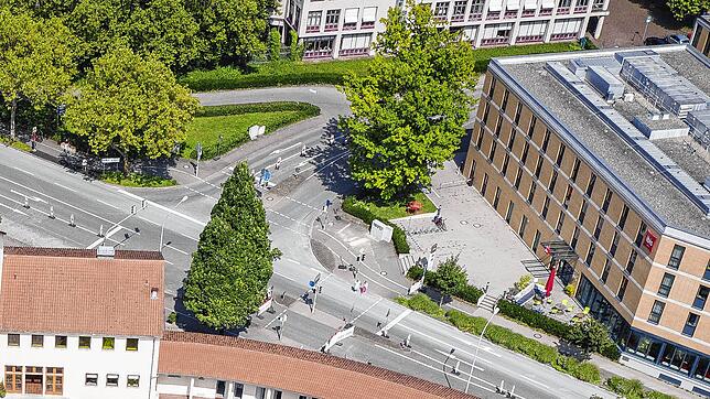 (Archivbild von August 2019) Der Autofahrer will vom Benediktinerplatz kommend nach links auf die Spanierstraße abbiegen, als er die ...