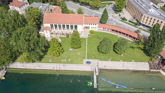 Das Rheinstrandbad in Konstanz aus der Luft: Diese Aufnahme von 2019 zeigt den Gebäudekomplex, die Liegewiese sowie die beiden Becken im ...