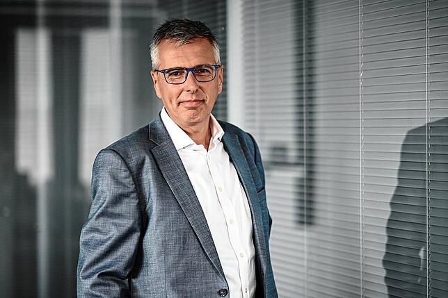 ZF-Chef Holger Klein muss eisern sparen. Sein Unternehmen fährt rote Zahlen ein. In immer mehr Werken werden jetzt die Arbeitszeiten ...