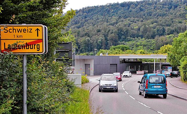 Am Laufenburger Zoll läuft der Grenzverkehr wieder. Direkt mit Öffnung der Grenzen am Montag nutzten sowohl Schweizer als auch Deutsche ...