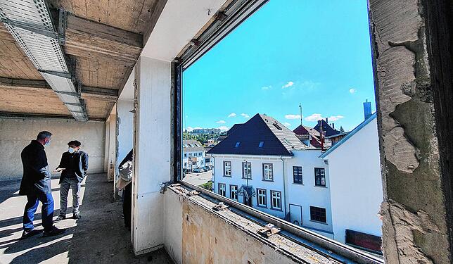 Blick aus einem Fenster im zweiten Stockwerk.