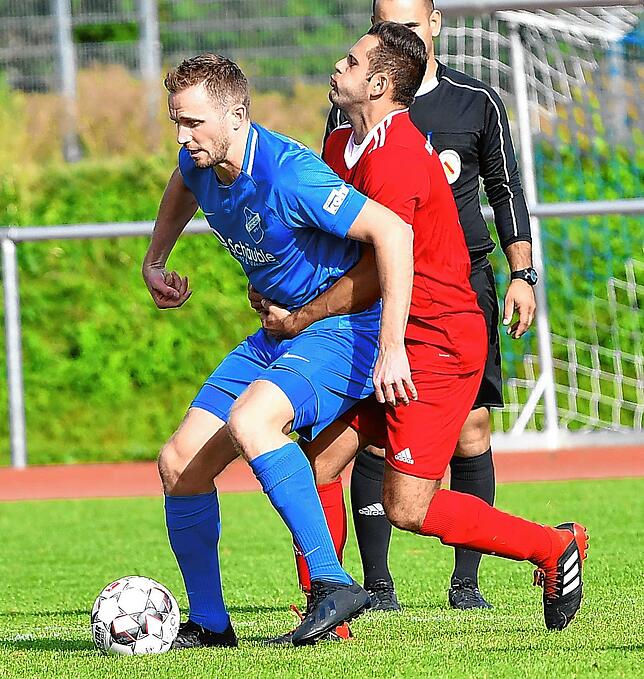Kaum zu bremsen: Stefan Hilpüsch (hier im Clinch mit Axel Wilms vom FC RW Weilheim) vom TuS Efringen-Kirchen erhielt zwei Stimmen von ...