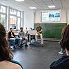 Präventionsarbeit und Konsumreflexion in Schulen, wie hier an der Hohentwiel-Gewerbe-Schule in Singen hält Lars Kiefer für unverzichtbar ...