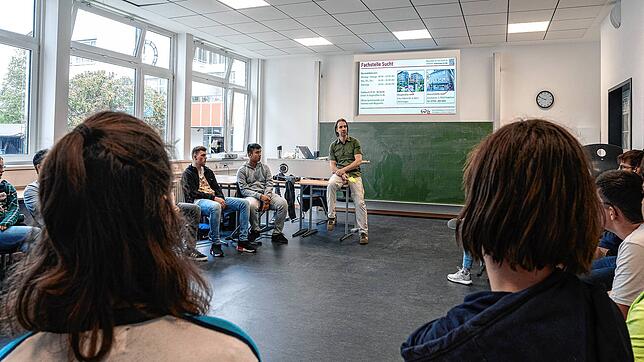 Präventionsarbeit und Konsumreflexion in Schulen, wie hier an der Hohentwiel-Gewerbe-Schule in Singen hält Lars Kiefer für unverzichtbar ...