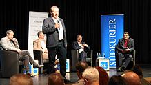 Andreas Ambrosius (Mitte), Chefredakteur Lokales, begrüßte etwa 600 Besucher in der SÜDKURIER-Wahlarena. Im Hintergrund (von links): ...