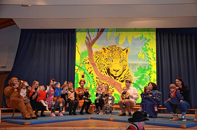Ein lustiges Programm bieten die Jüngsten mit ihren Eltern beim Kinderball in der Bügerhalle.