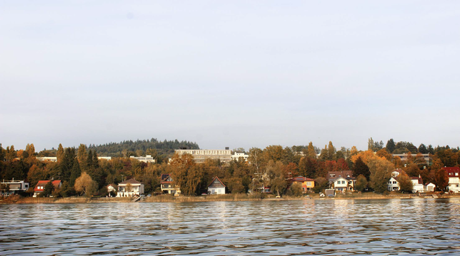 Das geplante Hauptgebäude vom Wasser aus. Dieser Entwurf basiert auf der angestrebten Gebäudehöhe von 31 Metern.