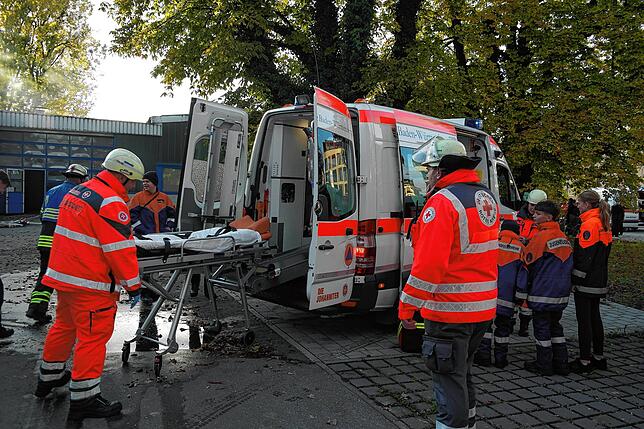 Versorgung der Verletzten: Sanitäter des Deutschen Roten Kreuzes und der Johanniter Unfallhilfe sind bei der Jahreshauptübung der ...