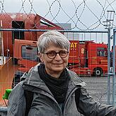Warten auf die „Landshut“: Barbara Wagner aus Friedrichshafen ist unter den Zaungästen am Flughafen.