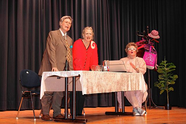 Nach 50 Jahren Ehe gingen Hugo (Kerstin Hahn, links) und Marta (Bettina Zehnle) zur Eheberatung bei Gabriele Braun (rechts).
