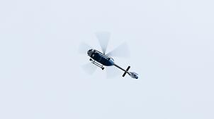 Ein Polizeihubschrauber wird bei der Suche nach dem Unbekannten eingesetzt. (Symbolfoto)