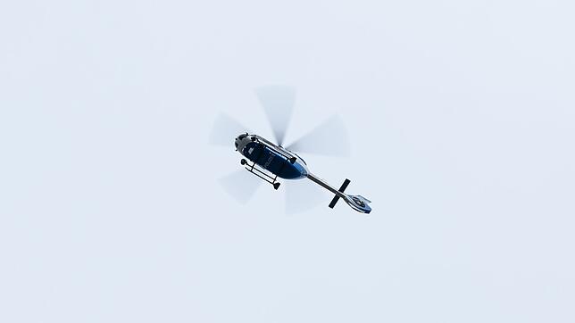 Ein Polizeihubschrauber wird bei der Suche nach dem Unbekannten eingesetzt. (Symbolfoto)