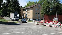 Über die Heimradstraße umfahren zurzeit zahlreiche Auto- und Lasterfahrer die Baustelle auf der Bundesstraße 311 (rechts im Bild). Damit ...