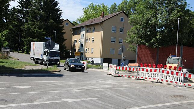Über die Heimradstraße umfahren zurzeit zahlreiche Auto- und Lasterfahrer die Baustelle auf der Bundesstraße 311 (rechts im Bild). Damit ...