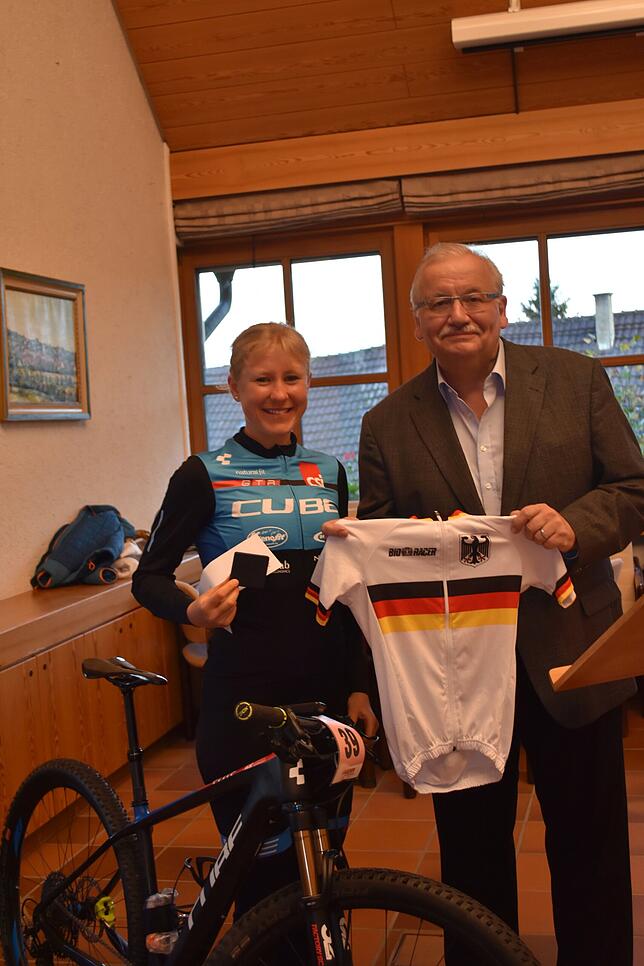 Für den Gewinn der Deutschen Meisterschaft bekam Janine Schneider vom Bund Deutscher Radfahrer das Meistertrikot und von Bürgermeister ...
