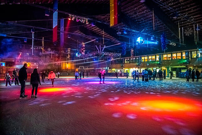 Eine Familien-Eis-Disco findet in der Eishalle Herrischried statt.