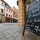 Auf einem Schild wird vor einem Café in Pirna im Landkreis Sächsische Schweiz-Osterzgebirge auf die 2G-Regel hingewiesen. Der Landkreis ...